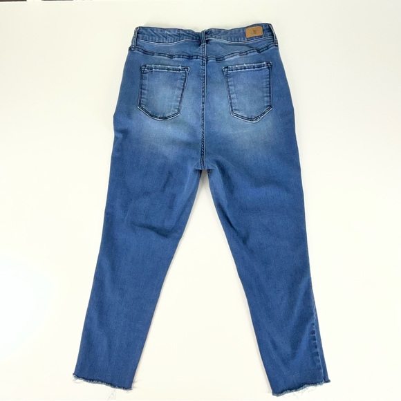 Sofia by Sofia Vergara Women’s Rosa Curvy Ankle Medium Wash Denim Jeans | 12 - Picture 3 of 16